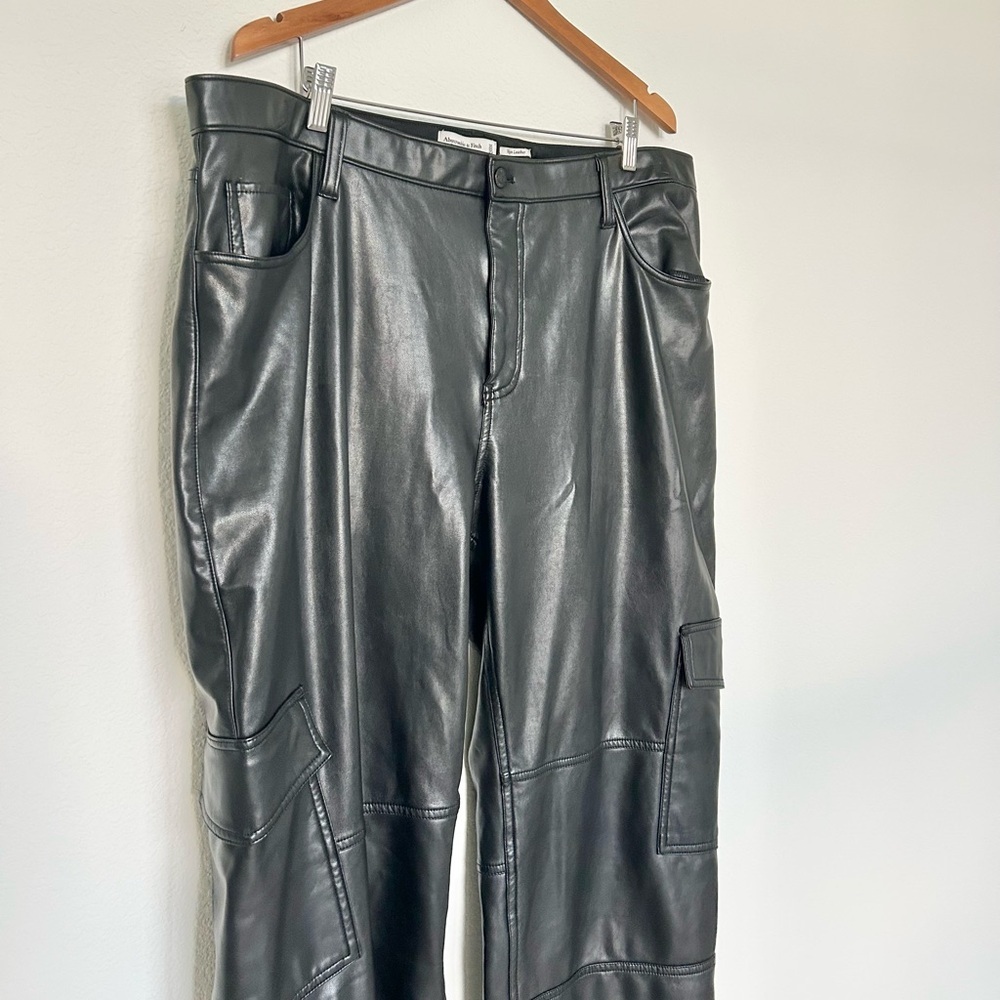 Abercrombie & Fitch Vegan Leather High Rise 90’s Relaxed Jean - Picture 3 of 5